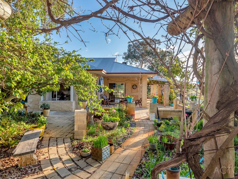534 Henderson Road, Hopeland WA 6125