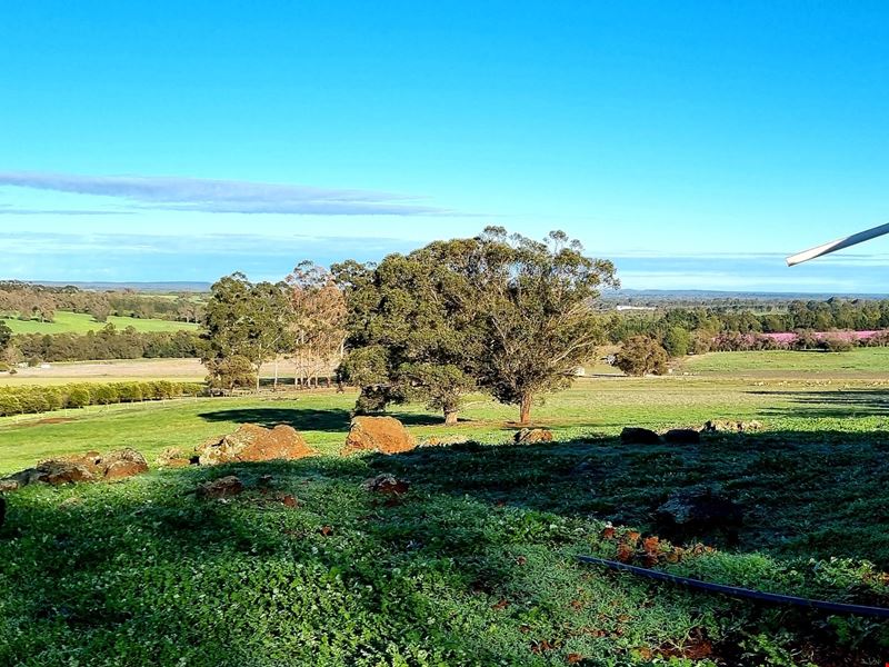 14 Spratton Road, Lennard Brook WA 6503