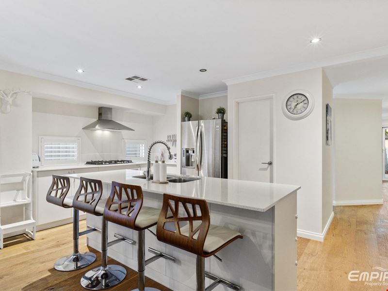 23 Gicha Close, Lake Coogee WA 6166
