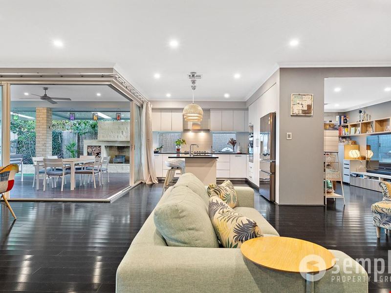 41 Riverina Parade, Lake Coogee WA 6166